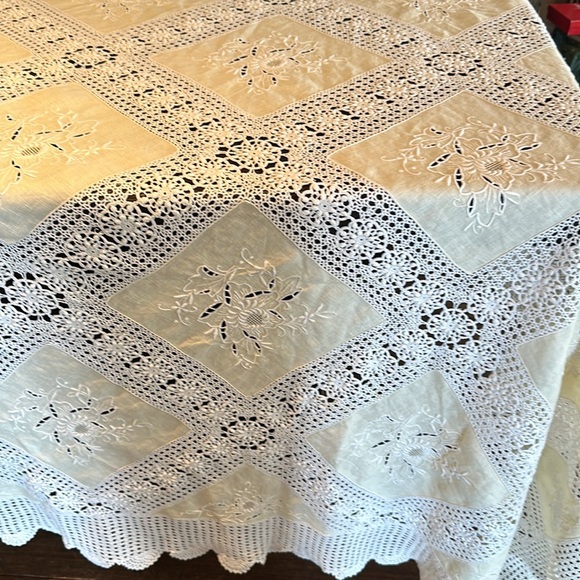 Vintage Crochet table cloth or coverlet - Picture 2 of 14